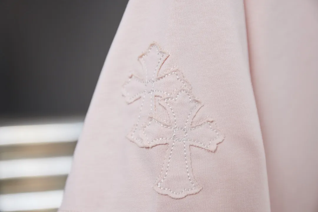 🅿️220 Ch*ome Hearte 25SS early spring new style, appliqué embroidered heart cross short sleeves, light luxury, essential item for daily commuting for men and women, correct version, welcome to compare, detailed features · 320g 100% pure cotton double yarn jersey fabric · Custom dyed in the same vat, special thickened 32 pieces double-strand 1X1 thread · Imported Tajima machine embroidery tatami embroidery ➕This cloth patch embroidery · Collar, cuffs, and hem are hand-frayed · Double-needle stitching across seams · Original main mark, washed tag, branded moisture-proof paper packaging Color: Black/White/Pink Size: S/M/L/XL